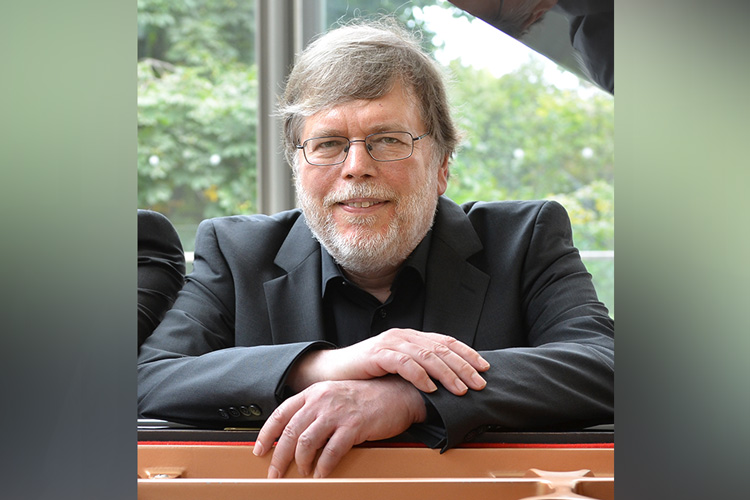 Leslie Kinton, piano