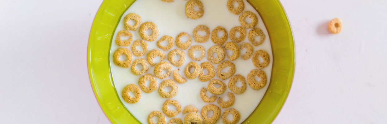 a bowl of cheerios cereal